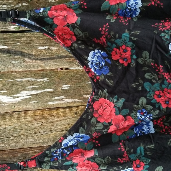 TORRID 3X BLACK BACKGROUND BLUE RED FLORAL TANK TOP BLOUSE - Picture 4 of 6